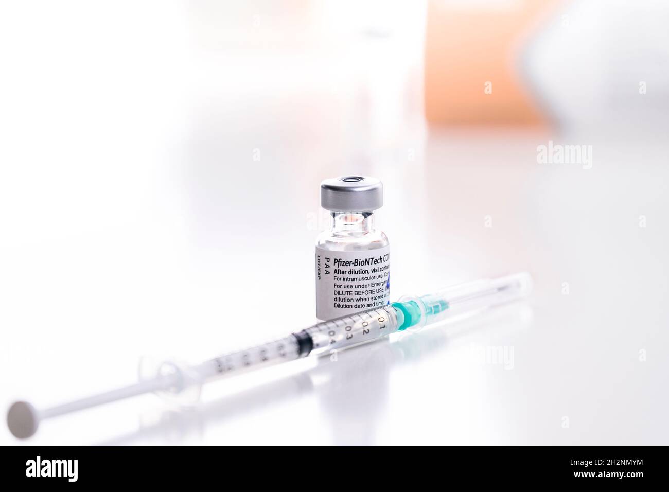 Thailand - SEP 5, 2021 Nahaufnahme von Pfizer -BioNTech-Impffläschchen zur Impfung Kinder im Alter von 12-18 Jahren erhalten den pfizer-Impfstoff, gegen den sie immun sind Stockfoto