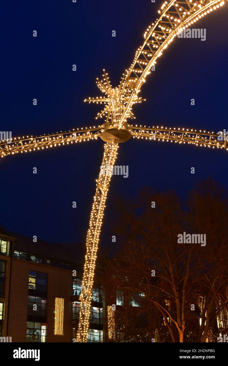 Schöne Stadt Weihnachtsbeleuchtung in der Innenstadt von Düsseldorf, Deutschland. Stockfoto