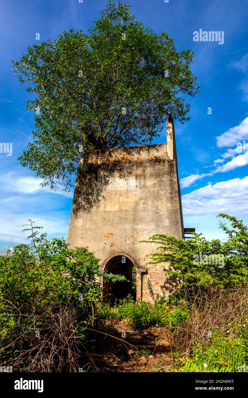 CAM Kim auf einer Insel vor Hoi an befindet sich eine geschlossene Ziegelgießerei, die heute eine Touristenattraktion auf der Insel ist. Stockfoto