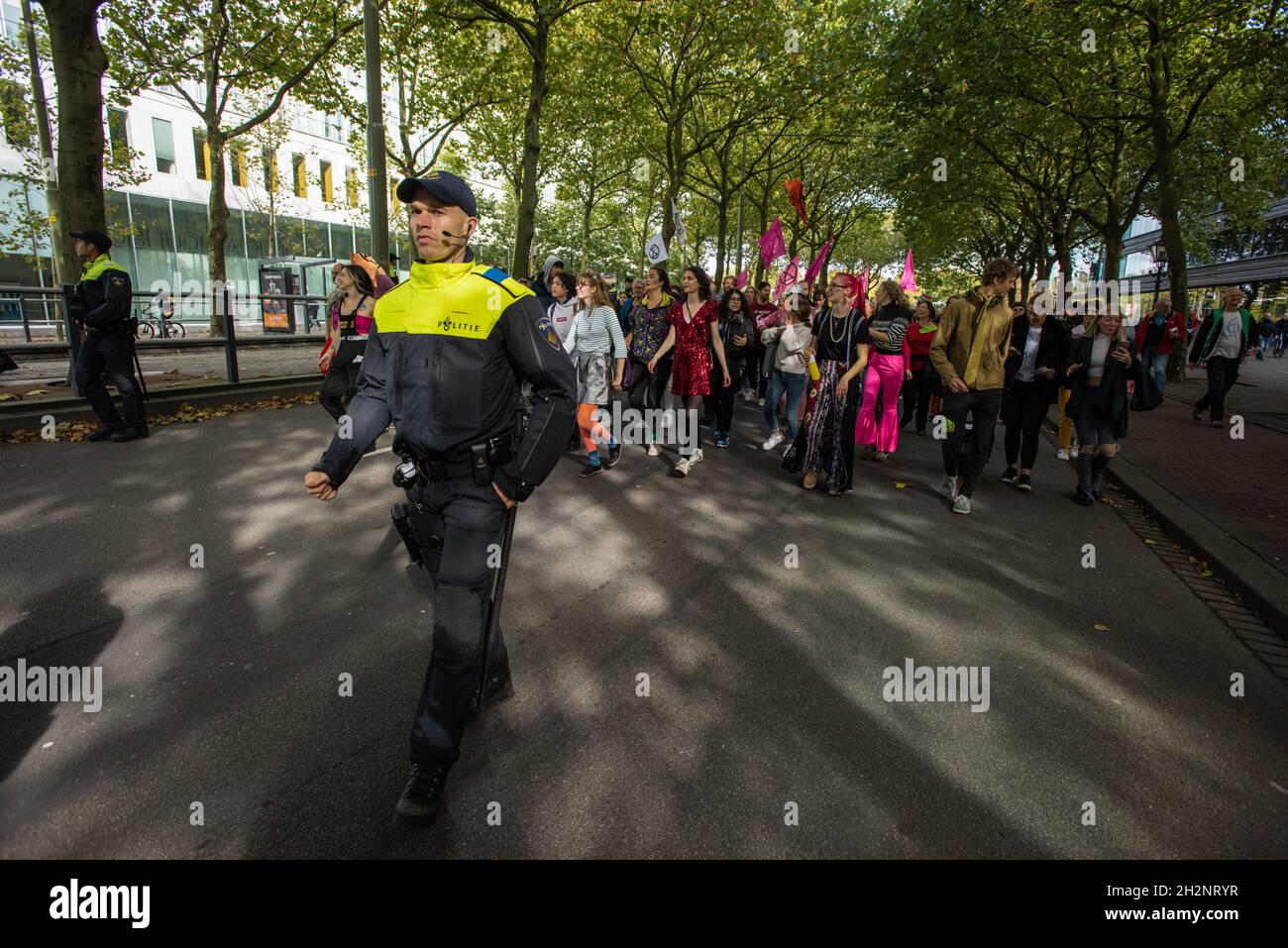 Korte Voorhout. Den Haag, Niederlande. Mittwoch, 13. Oktober 2021. Keine Sorge für die echte Besetzung von ‘Saturday Night Fever’ als Besetzung von ‘Extinctio Stockfoto