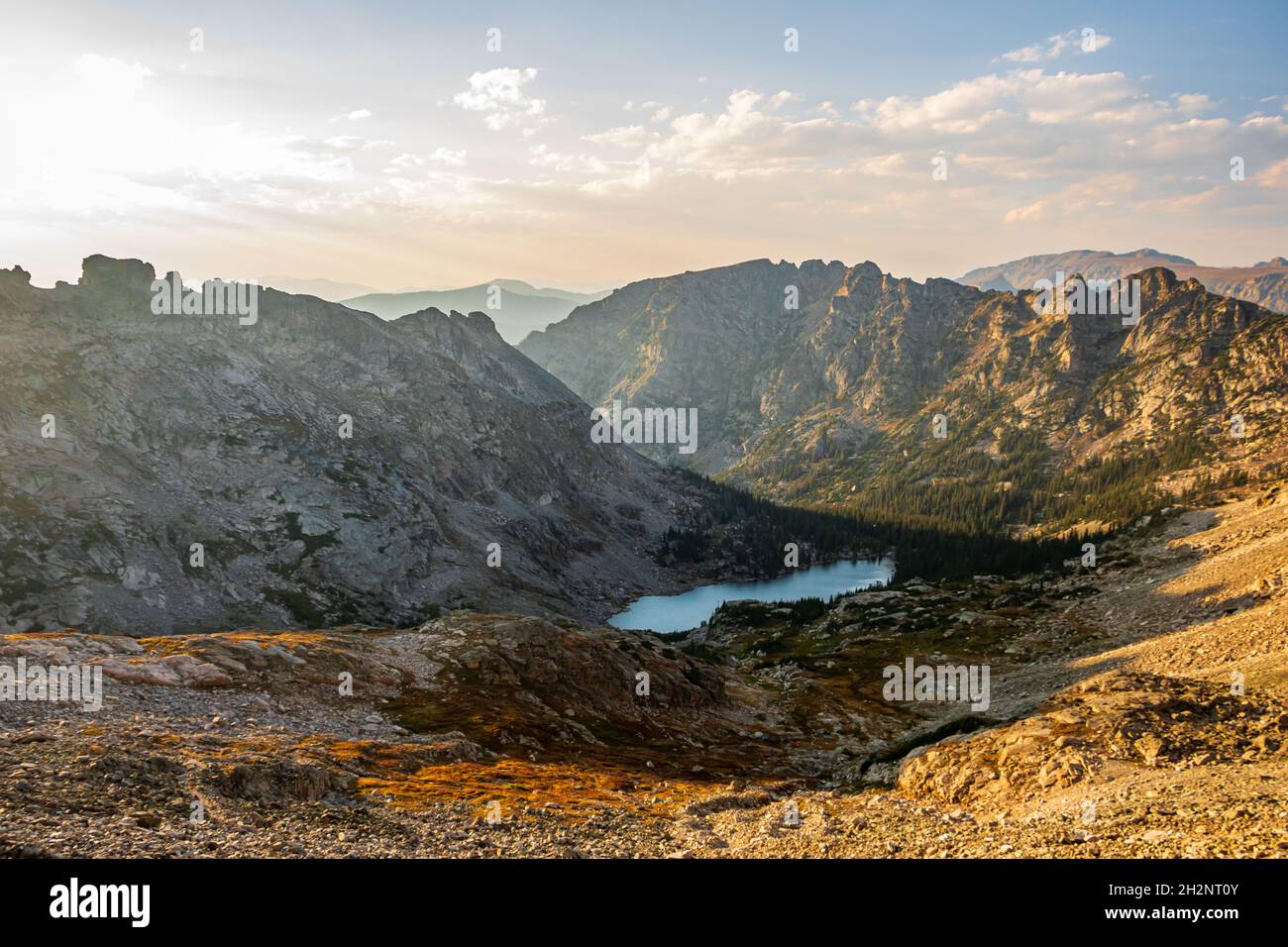 Zerklüftete Berglandschaft mit alpinem See bei Sonnenuntergang in den Rocky Mountains, Colorado, USA Stockfoto