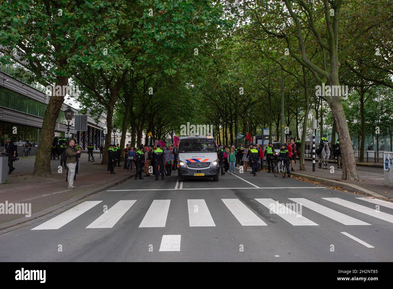 Korte Voorhout. Den Haag, Niederlande. Mittwoch, 13. Oktober 2021. Keine Sorge für die echte Besetzung von ‘Saturday Night Fever’ als Besetzung von ‘Extinctio Stockfoto