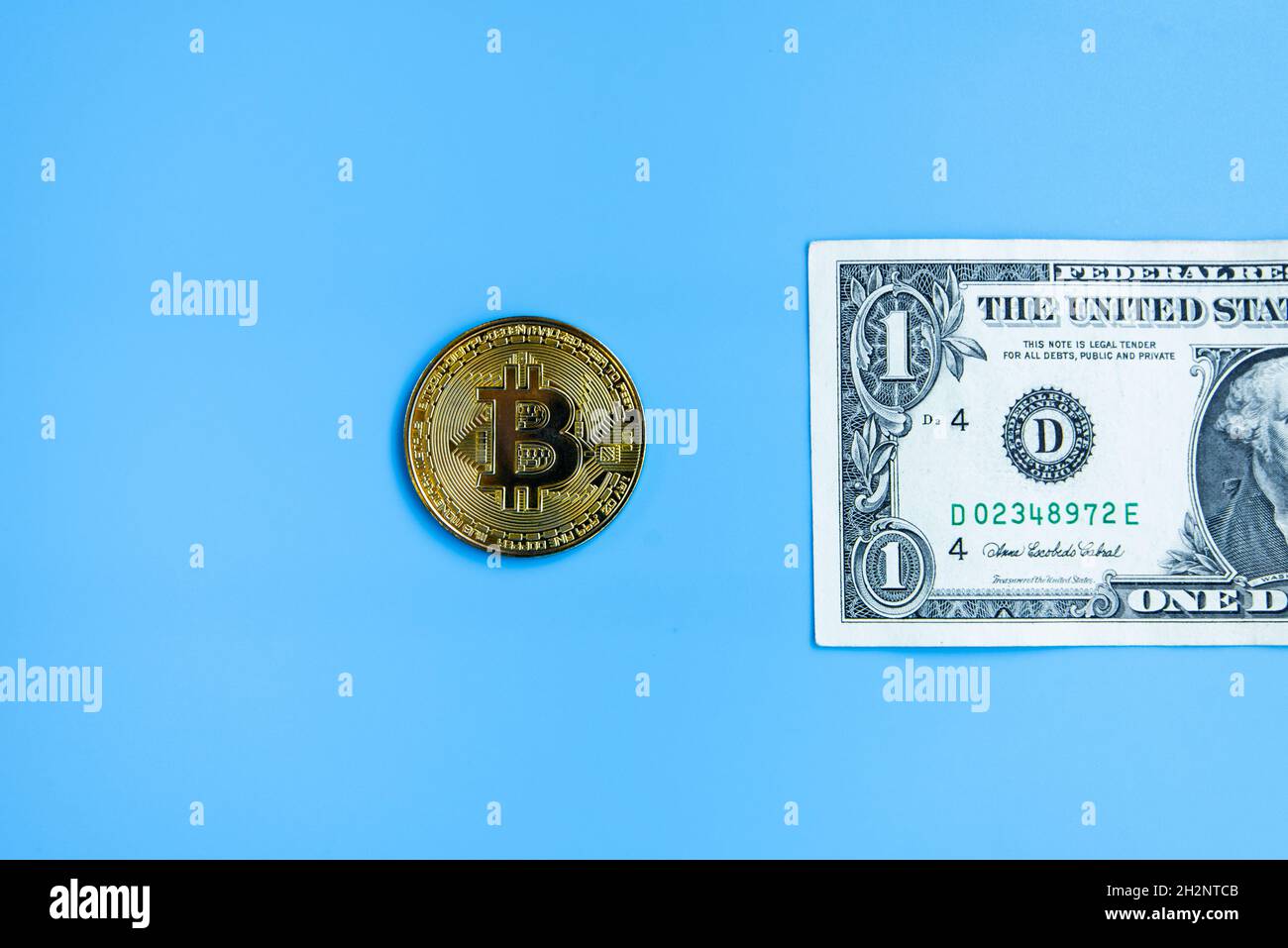 Konzept Moderne Konfrontation zwischen Dollar und Bitcoin blauen Hintergrund. US-Notenbankkrise Stockfoto