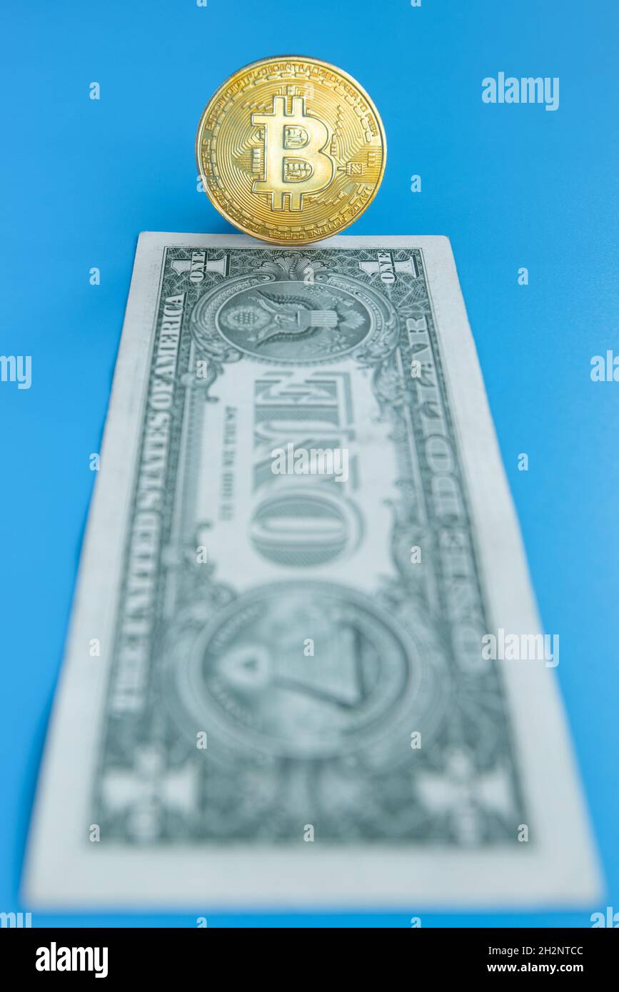 Konzept Moderne Konfrontation zwischen Dollar und Bitcoin blauen Hintergrund. US-Notenbankkrise Stockfoto