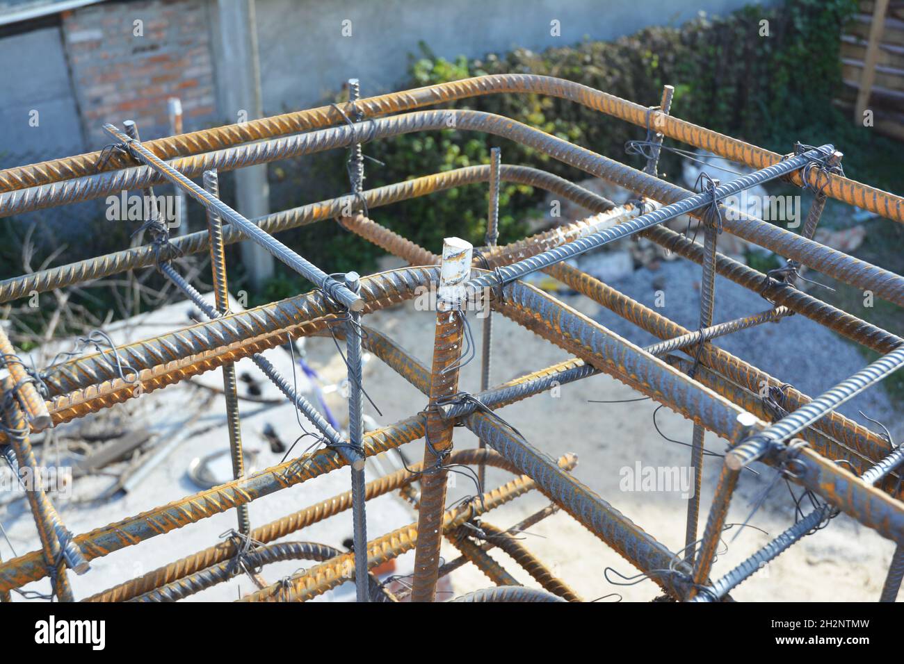 Metallstabkonstruktion. Iron Bar House Eckgebäude. Stahlstab, verformter Stahlstab, Eisenstab für den Bau. Stockfoto