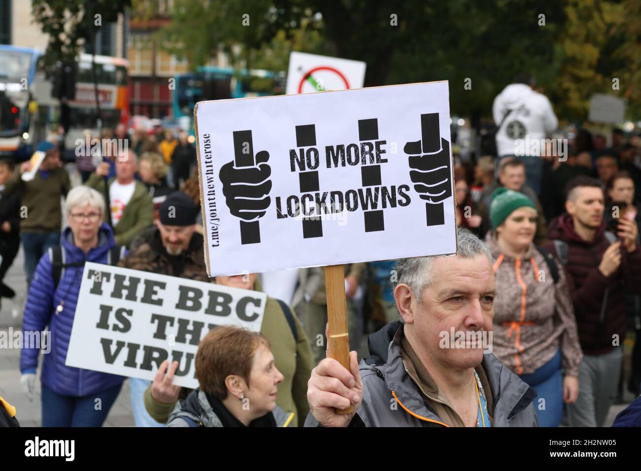 Newcastle upon Tyne, Großbritannien. 23. Oktober 2021, Anti-Impfungs-Demonstranten im Stadtzentrum von Newcastle, Quelle: David Whinham/Alamy Live News Stockfoto