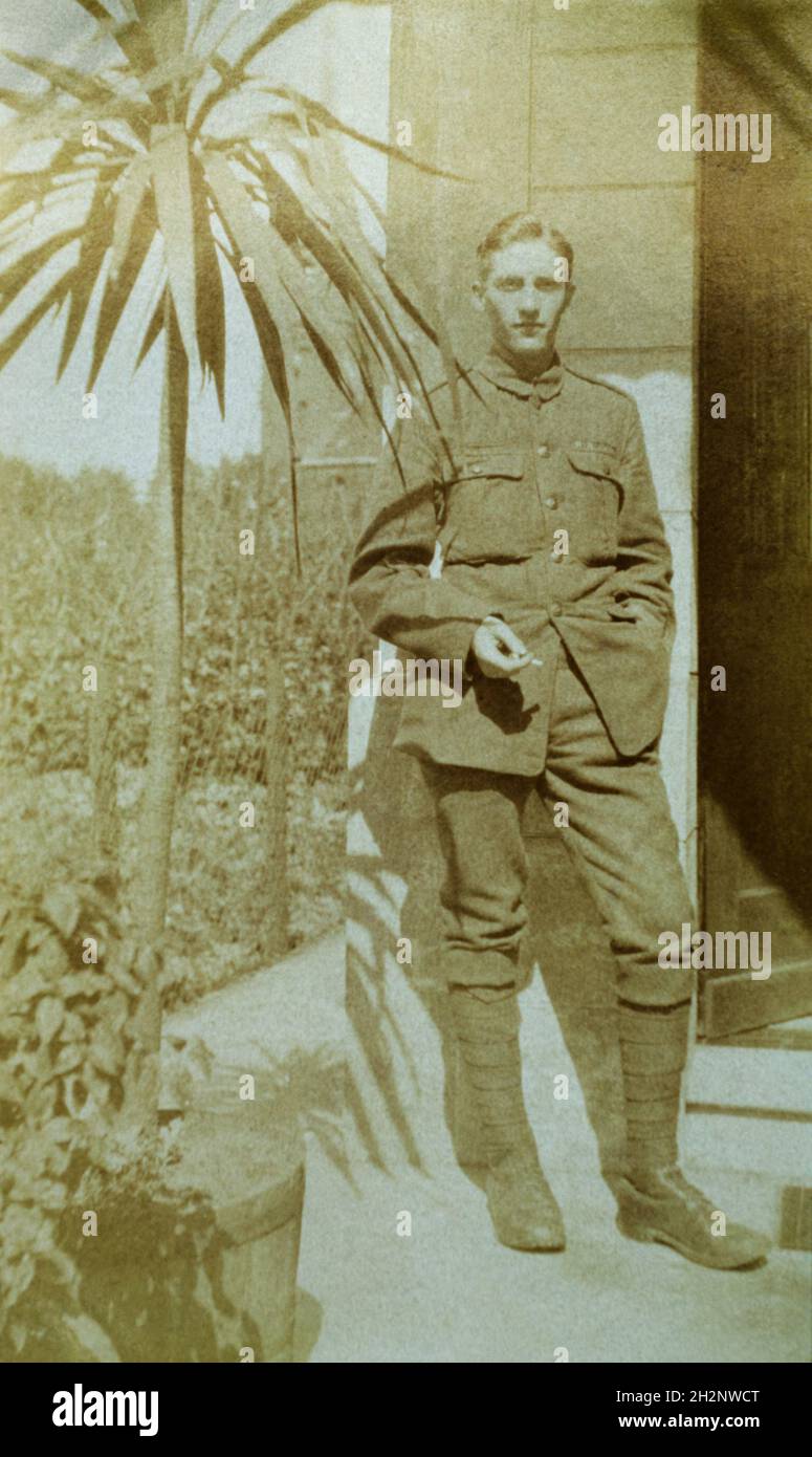 Ein Porträt eines Soldaten der britischen Armee, eines Privatperson, aus der Zeit des Ersten Weltkriegs. Aufgenommen in Deutschland 1919 als Teil der britischen Rüstungsbesetzung des Rheinlands. Stockfoto