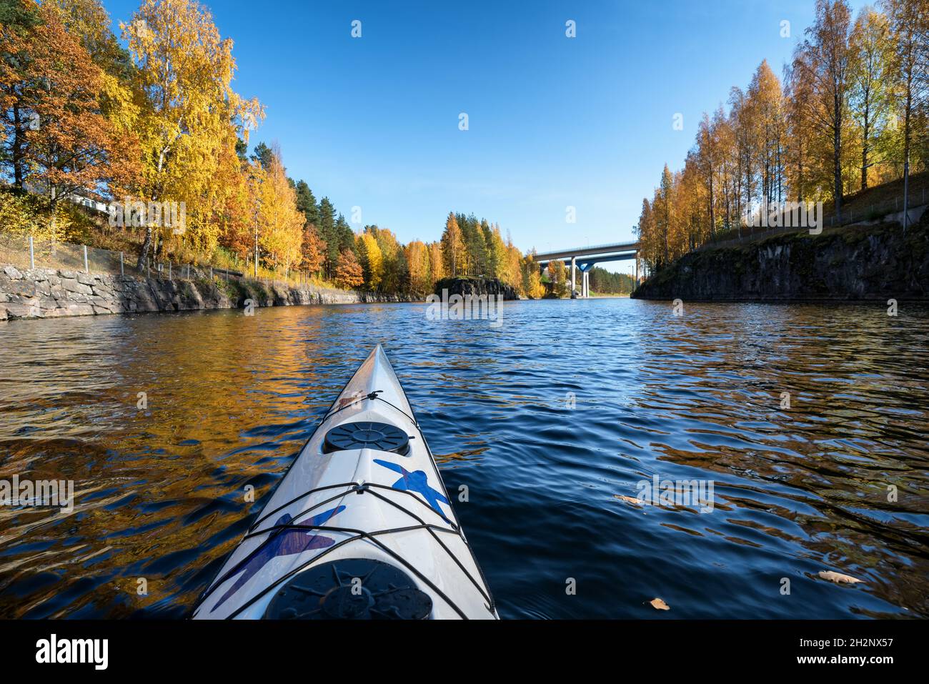 Kajakfahren im Saimaa-Kanal, Lappeenranta, Finnland Stockfoto