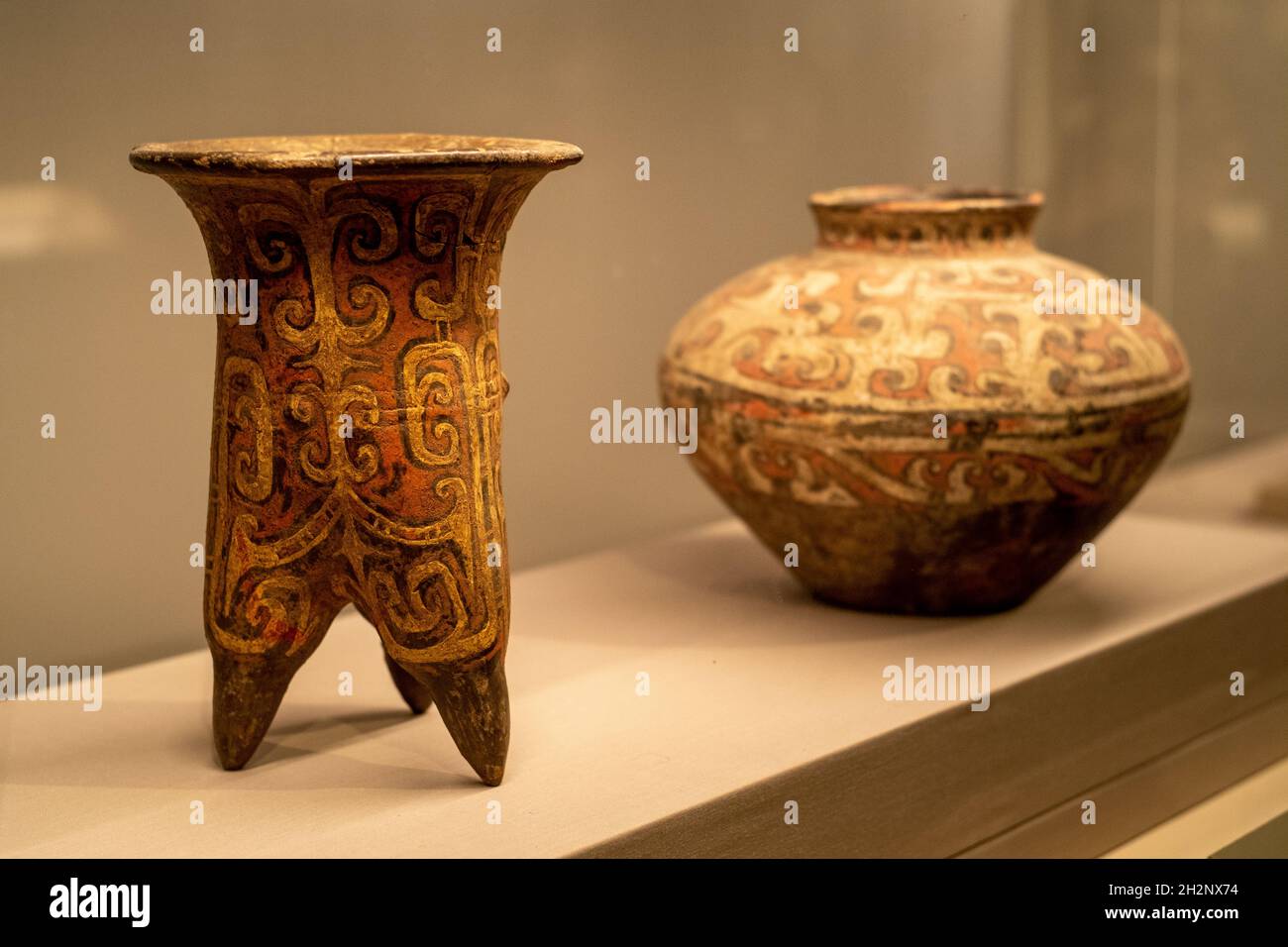 Bemaltes Töpferglas (rechts) und Li, eine Art Kochgeschirr, wurden vom Dadianzi Friedhof in Chifeng, Innere Mongolei, China, ausgegraben. Xia- oder Shang-Dynastie. Stockfoto