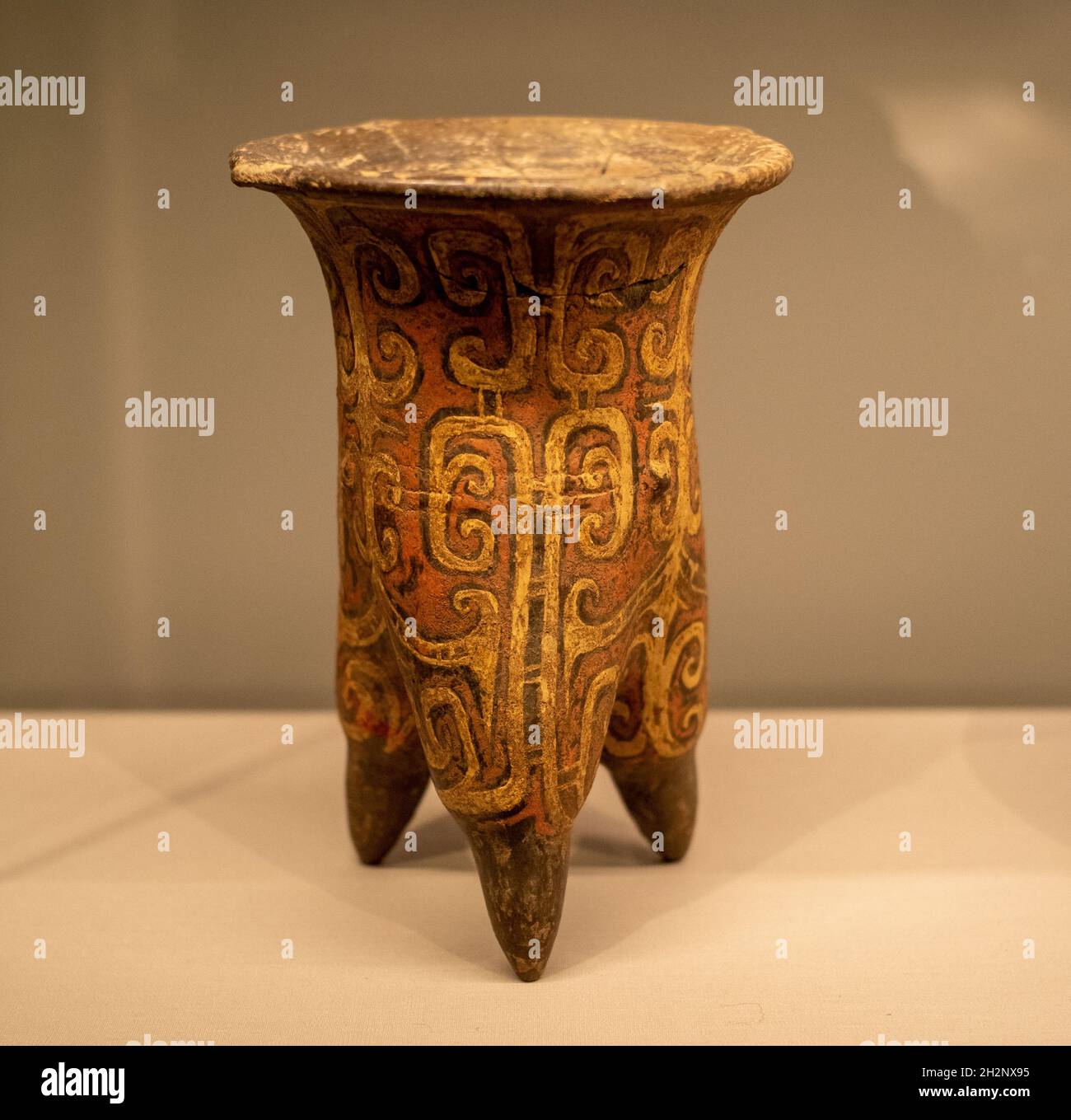 Bemalte Keramik Li, eine Art Kochgeschirr. Ausgegraben vom Dadianzi Friedhof in Chifeng, Innere Mongolei, China. Xia- oder Shang-Dynastie. Stockfoto
