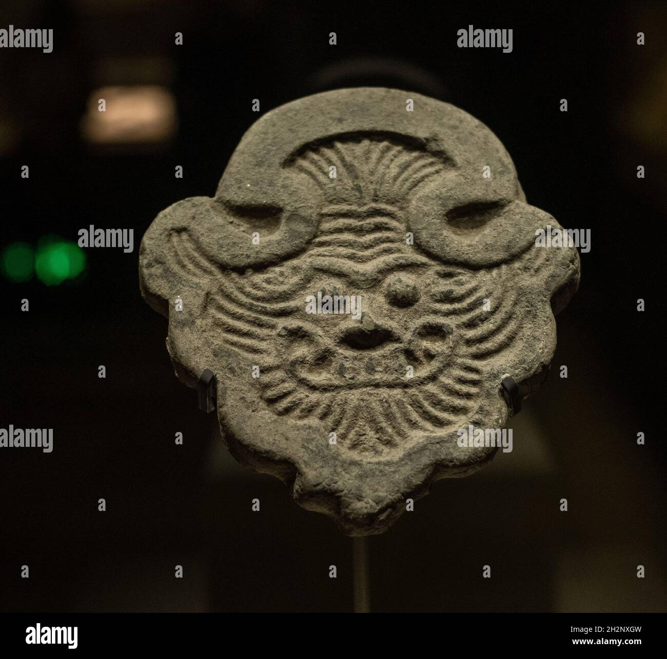 Tiergesicht übertänkt Fliesenstück der Liao-Dynastie (916-1125) . Dies ist eine Mischung aus Tropfziegel und Dachziegel.Sammlung des Museums der Inneren Mongolei. Stockfoto