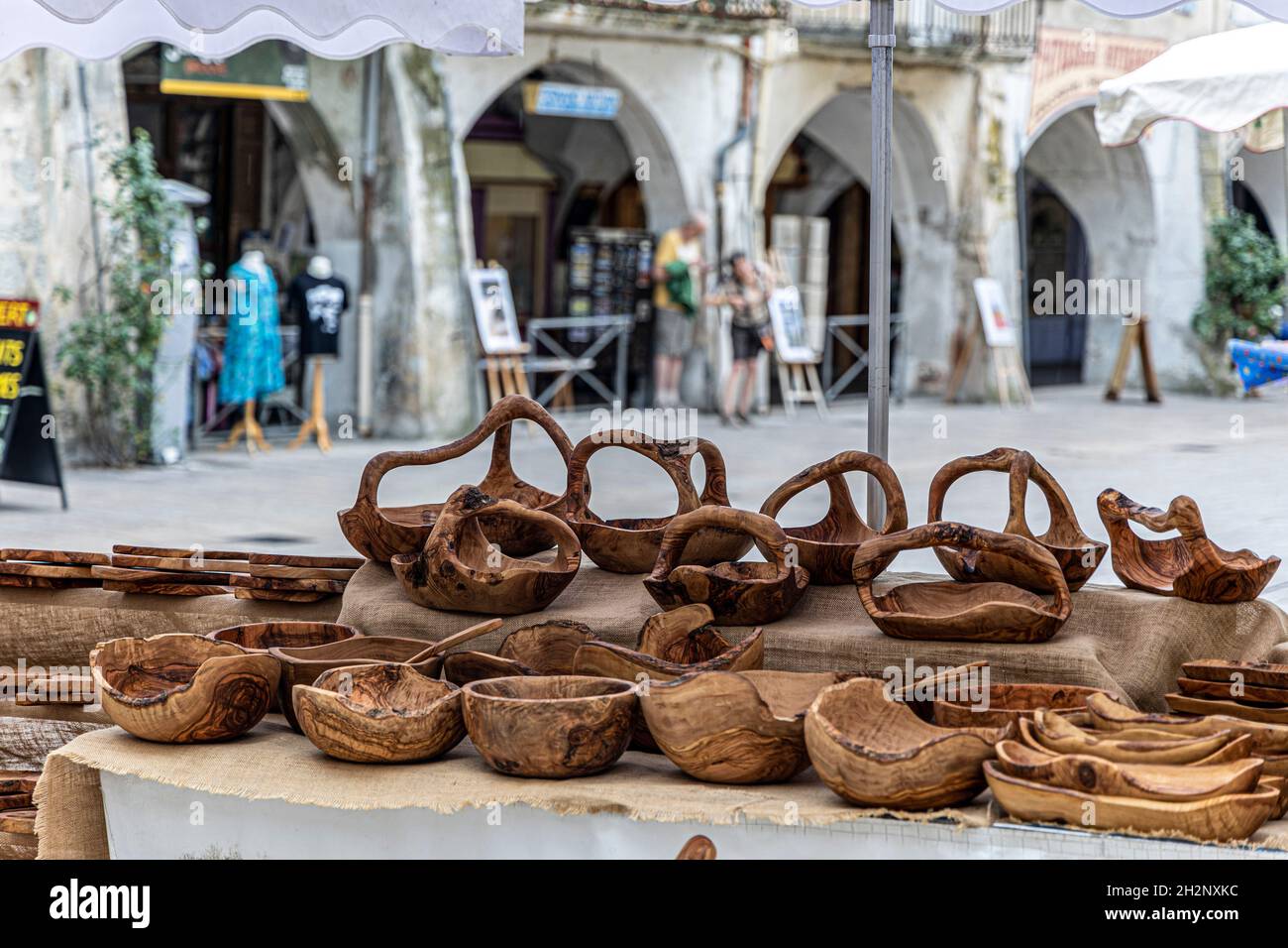 Handgefertigte Holzarbeiten zum Verkauf am Markttag in Nyons, Auvergne Rhone Alps, Frankreich Stockfoto