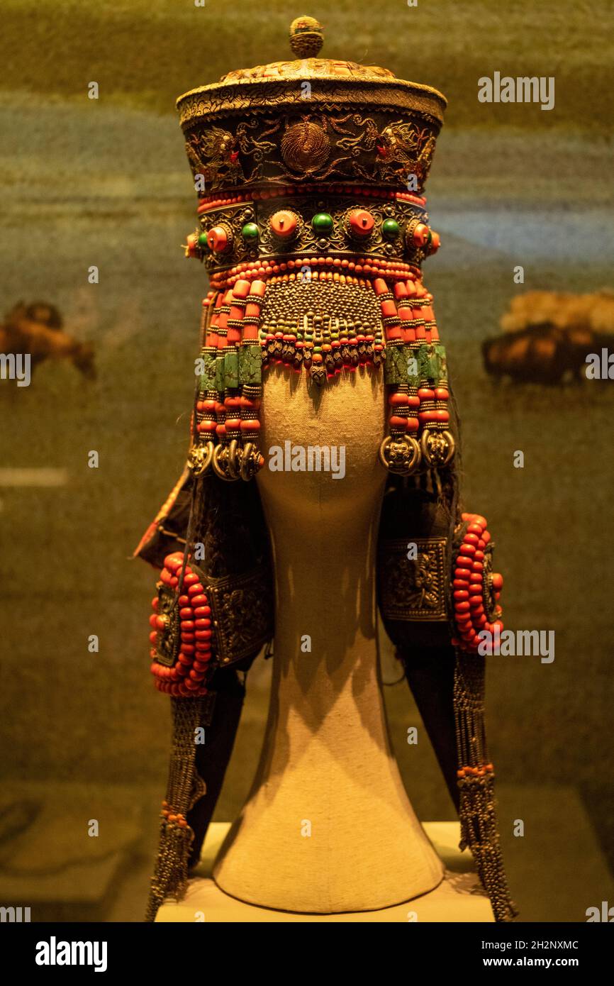 Mongolische Frauen Kopfbedeckung und Hut. Qing-Dynastie (1644-1911). Sammlung Des Museums Der Inneren Mongolei Stockfoto