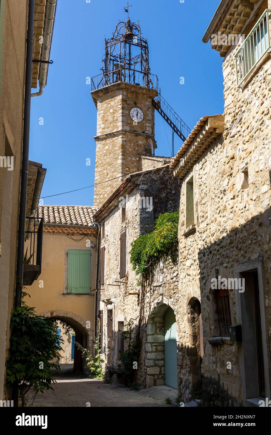 Die traditionelle eiserne Uhr und der Glockenturm der Kirche Eglise Notre Dame, Venterol, Auvergne Rhone, Alpen, Frankreich Stockfoto