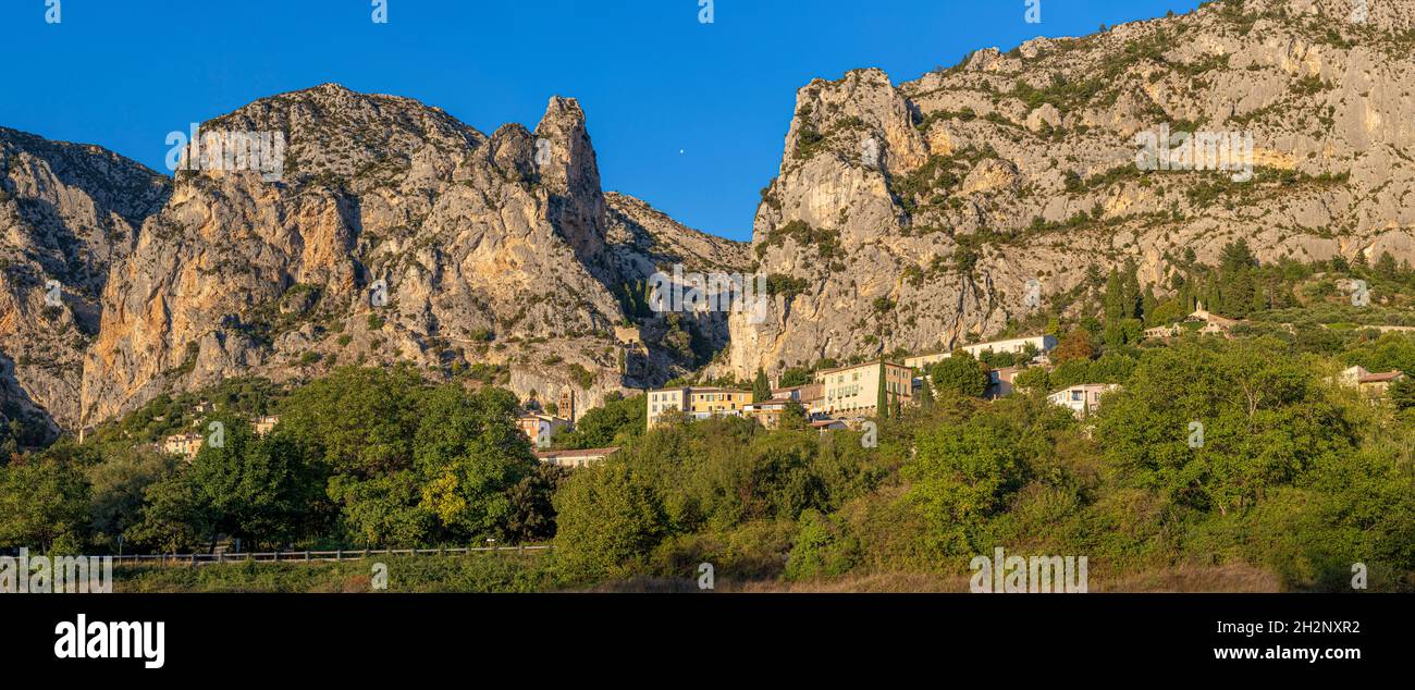 Panorama des herrlichen mittelalterlichen Dorfes Moustiers Sainte Marie, Alpes Core d' Azur, Frankreich, das vom Sonnenuntergang in einen goldenen Schein getaucht wird Stockfoto