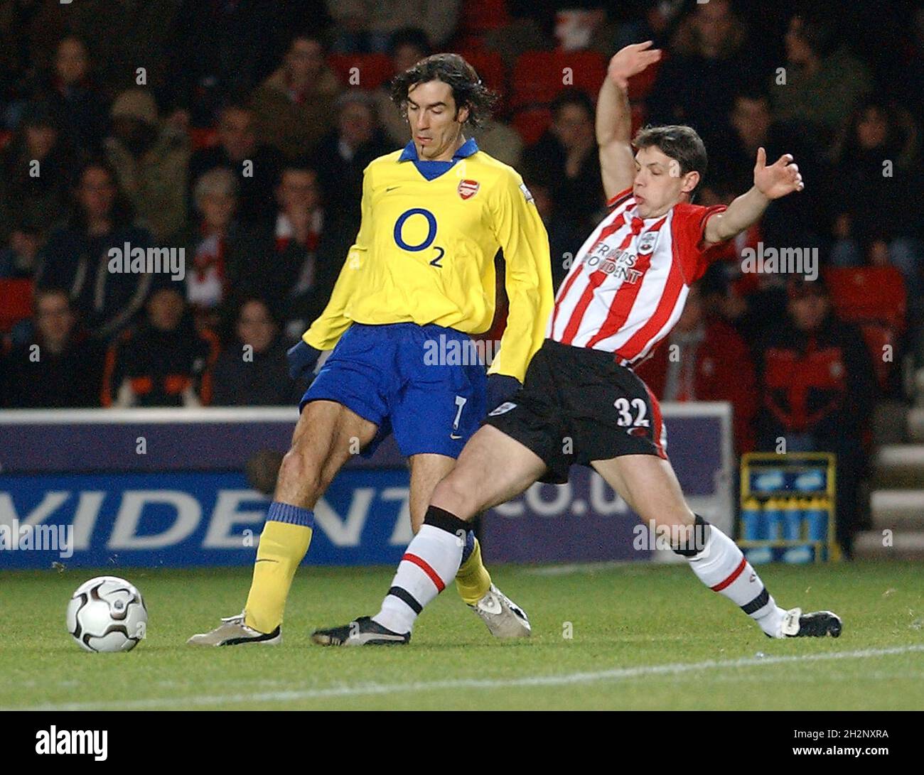 SAINTS V ARSENAL 29-12-03 ROBERT PIRES HOLT SICH CHRIS BAIRD PIC MIKE WALKER, 2003 Stockfoto