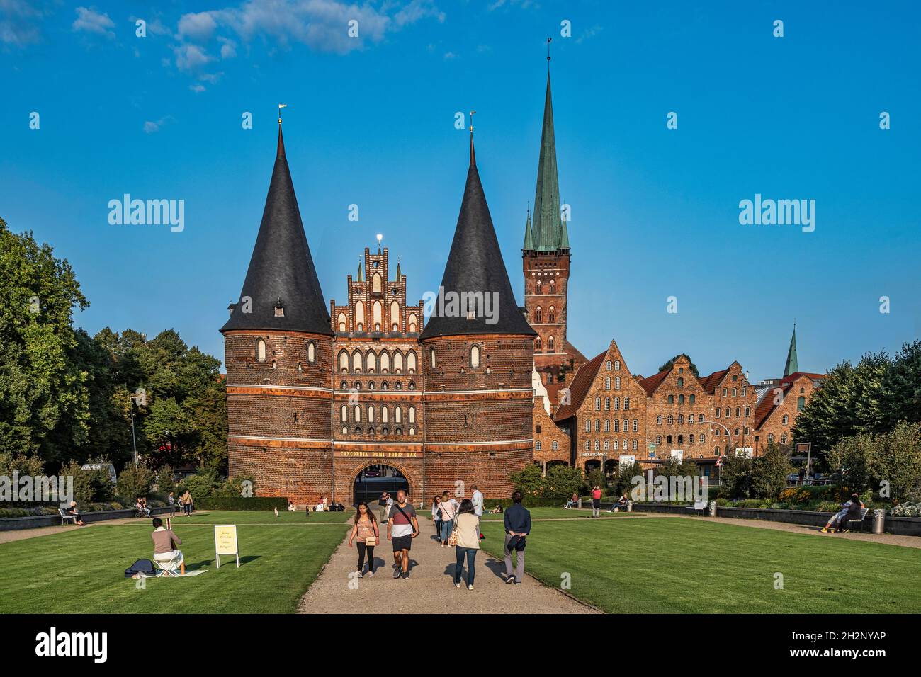 Holstentor ist das Stadttor, das das historische Stadtzentrum von Lübeck im Westen abgrenzt. Es ist das Symbol der Stadt. Lübeck, Deutschland Stockfoto