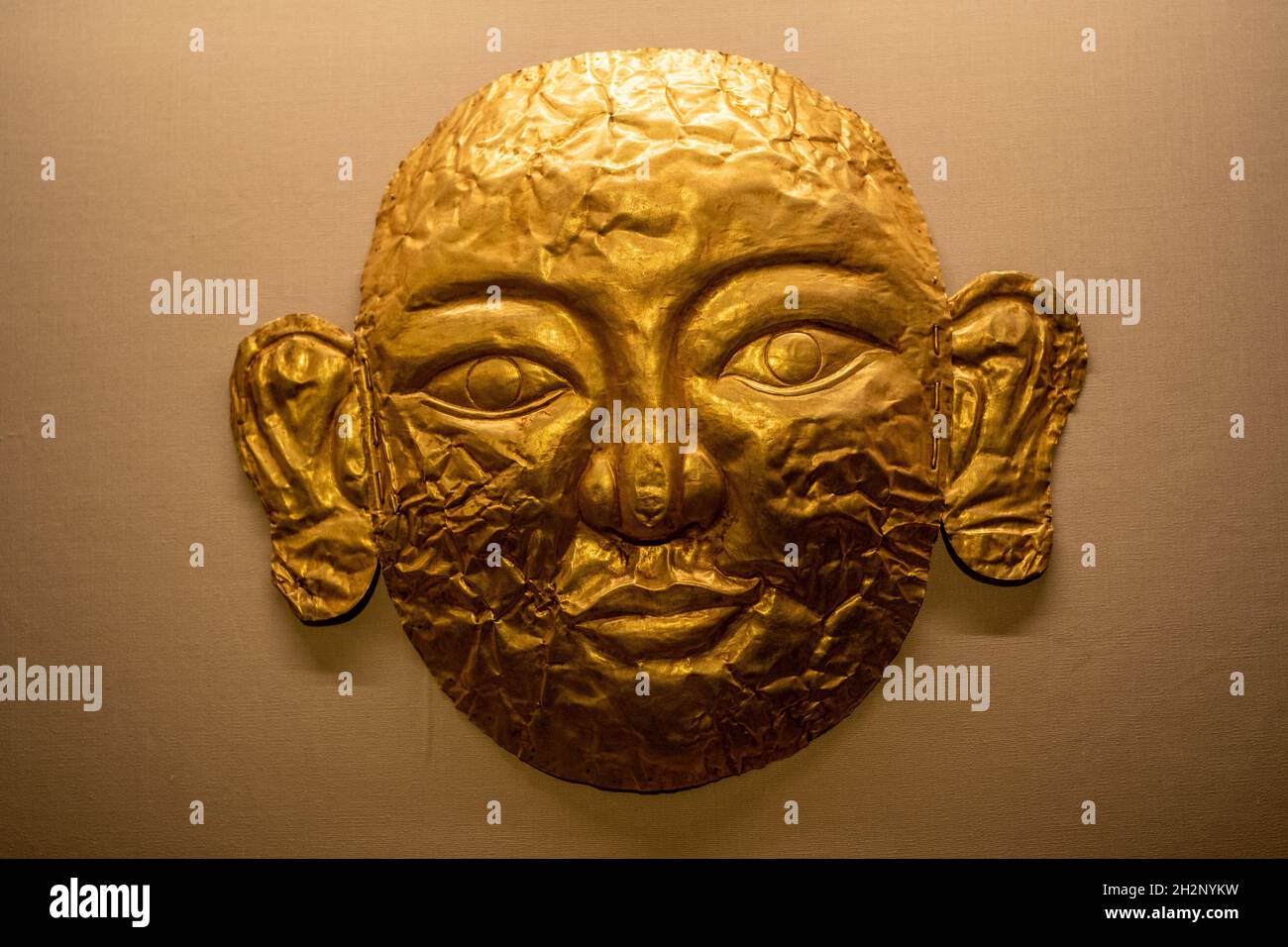 Goldene Maske der Liao Dynastie (916-1125) Sammlung des Nationalmuseums von China. Höchstwahrscheinlich eine weibliche Maske. Stockfoto