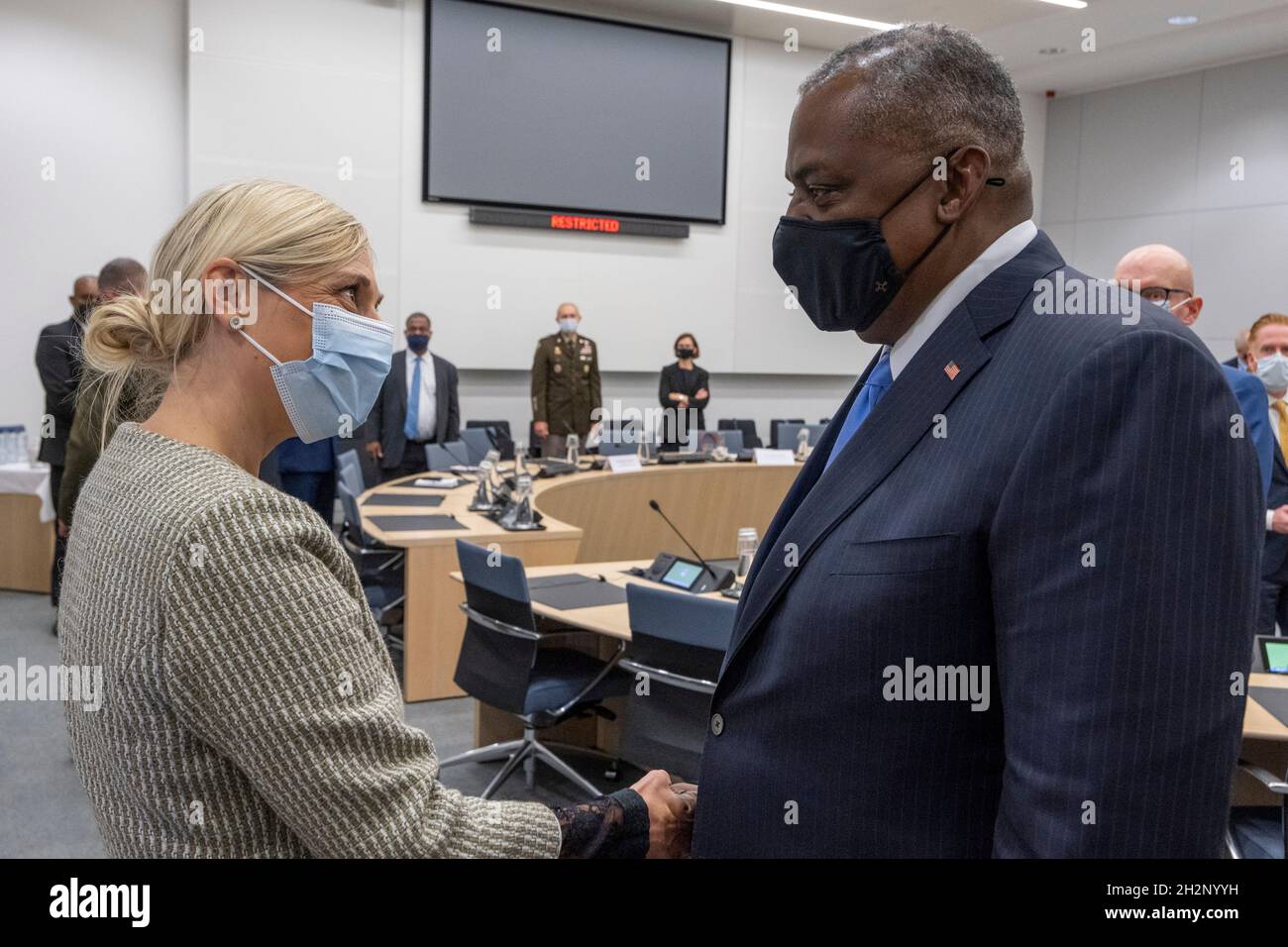 Brüssel, Belgien. 21. Oktober 2021. Der US-Verteidigungsminister Lloyd J. Austin III begrüßt den dänischen Verteidigungsminister Trine Bramsen beim NATO-Verteidigungsminister-Treffen am 21. Oktober 2021 in Brüssel, Belgien. Quelle: Chad McNeeley/DOD/Alamy Live News Stockfoto