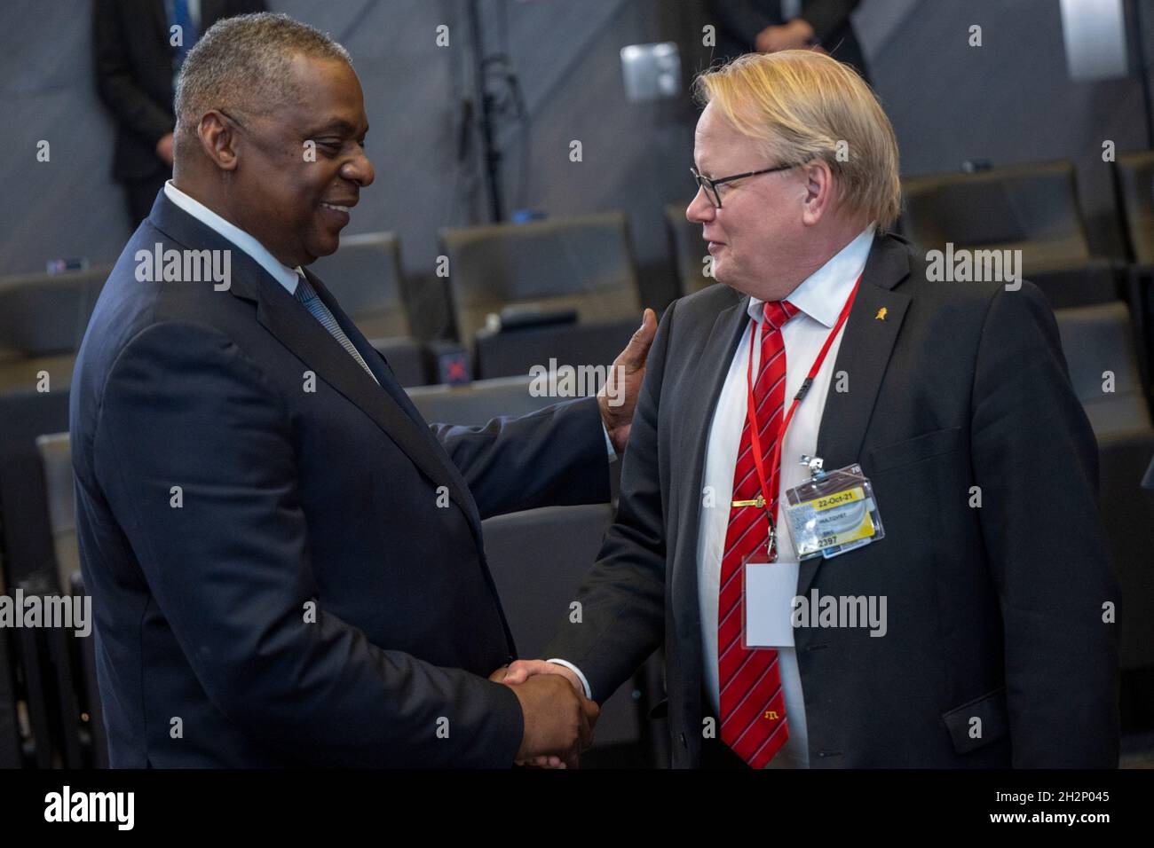 Brüssel, Belgien. 22. Oktober 2021. US-Verteidigungsminister Lloyd J. Austin III, spricht mit dem schwedischen Verteidigungsminister Peter Hultqvist vor Beginn des NATO-Verteidigungsministeriums am 22. Oktober 2021 in Brüssel, Belgien. Quelle: Chad McNeeley/DOD/Alamy Live News Stockfoto