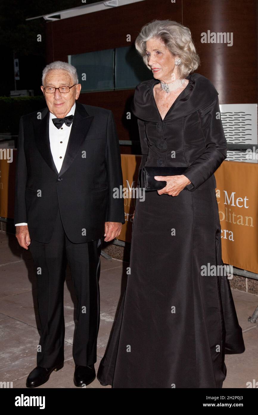 NEW YORK, NY, USA - 21. SEPTEMBER 2009: Dr. Henry Kissinger und seine Frau Nancy Kissinger kommen in der Saison Eröffnung der Metropolitan Opera, mit Stockfoto