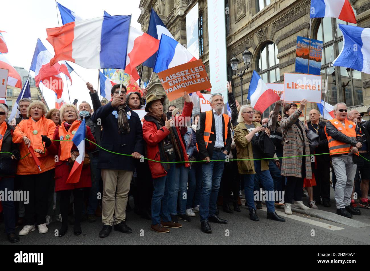 Paris: Neue Demonstration gegen den Gesundheitsausweis und Impfpflicht mit Florian Philippot, dem Vorsitzenden der Partei „les patriotes“. Stockfoto