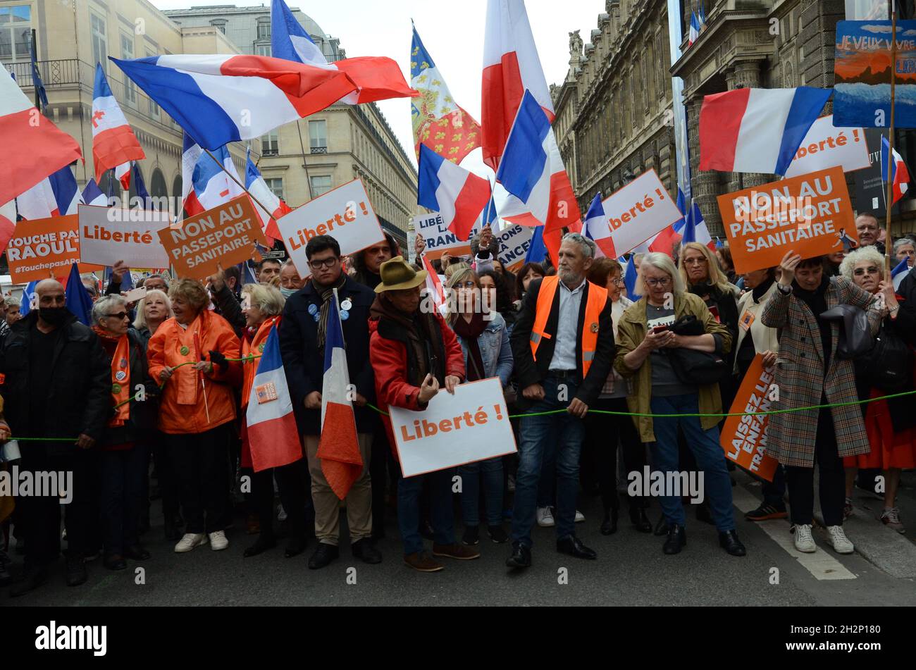 Paris: Neue Demonstration gegen den Gesundheitsausweis und Impfpflicht mit Florian Philippot, dem Vorsitzenden der Partei „les patriotes“. Stockfoto