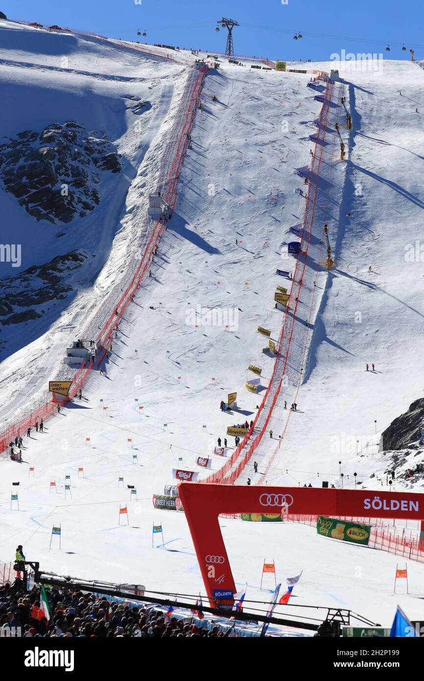 Solden, Österreich. Oktober 2021. Alpine Ski World Cup 2021-2022: 1. Frauen-Riesenslalom-Eröffnungsrennen im Rahmen des Alpine Ski World Cup in Solden am 23. Oktober 2021; die Piste (Foto by Pierre Teyssot/ESPA-Images) Kredit: Europäische Sport Fotoagentur/Alamy Live News Stockfoto