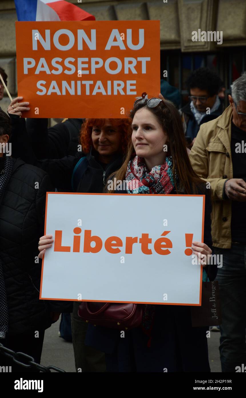 Paris: Neue Demonstration gegen den Gesundheitsausweis und Impfpflicht mit Florian Philippot, dem Vorsitzenden der Partei „les patriotes“. Stockfoto