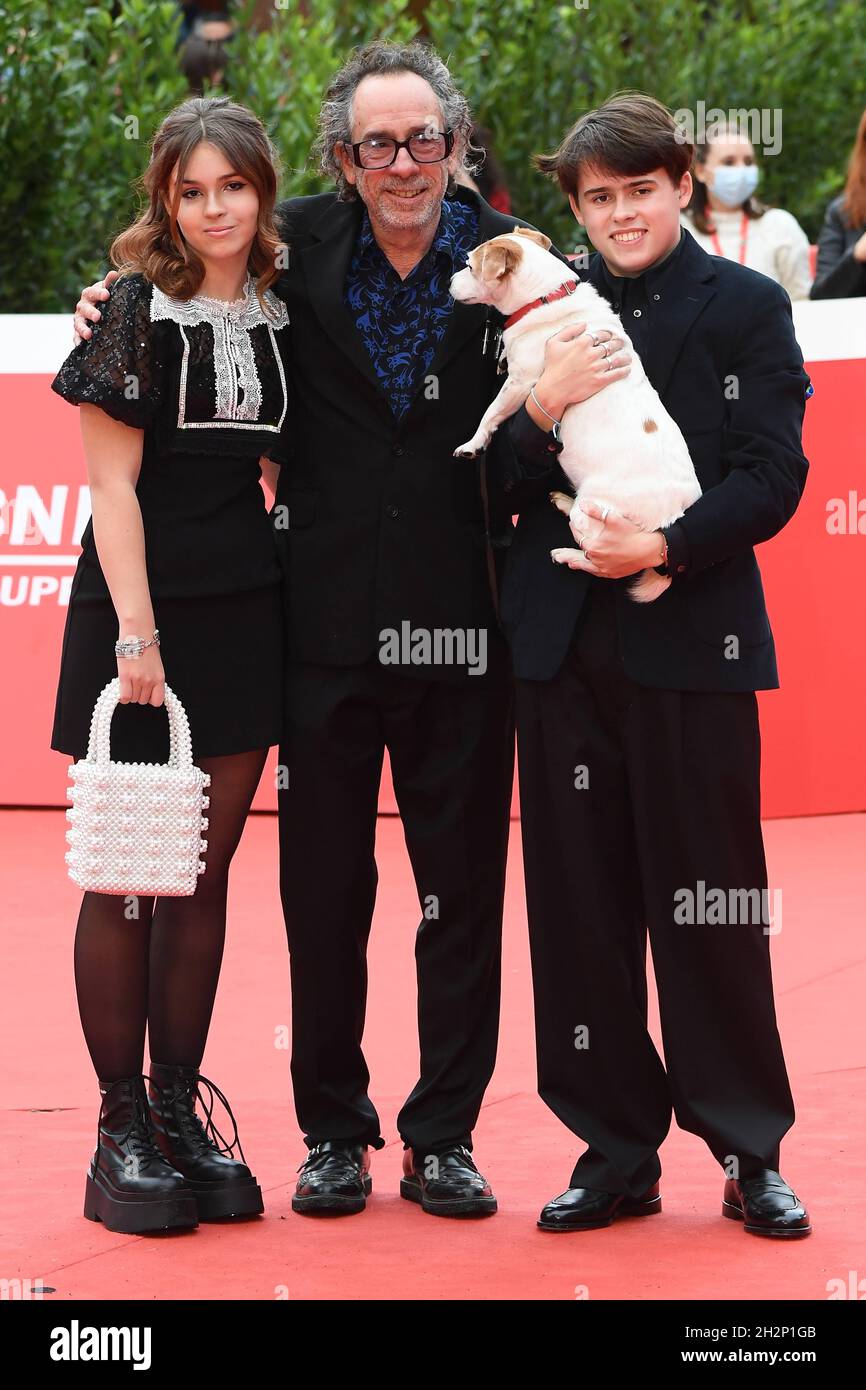 Rom, Italien. Oktober 2021. Roma Cinema Fest 2021, Film Fest, Tim Burtons roter Teppich. Im Bild: Nell Burton, Tim Burton, Billy-Ray Burton und Levi Credit: Independent Photo Agency/Alamy Live News Stockfoto