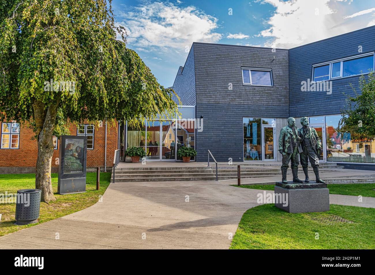 Das Skagen Kunstmuseum zeigt eine große Sammlung von Werken der Skagen Maler, vor dem Eingang die Statuen der beiden größten Exponenten. Stockfoto