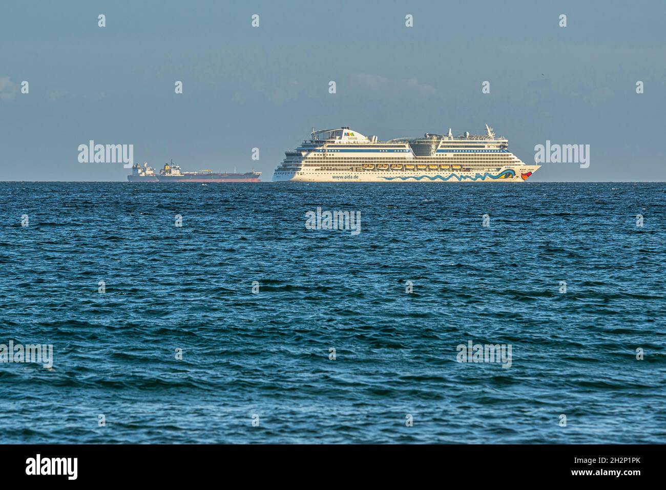 Kreuzschiff und Containerschiff vor der Nordsee in Dänemark. Skagen, Frederikshavn, Nordjütland, Vendsyssel-Thy, Dänemark, Europa Stockfoto