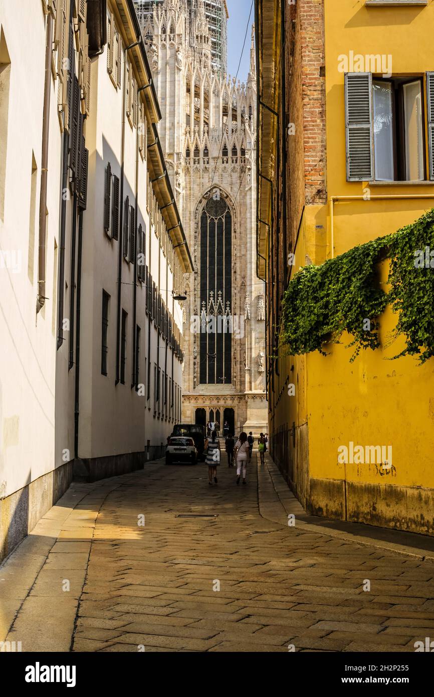 Mailand, Italien - 13. Juni 2017: Blick auf den Mailänder Dom zwischen traditionellen alten Gebäuden Stockfoto