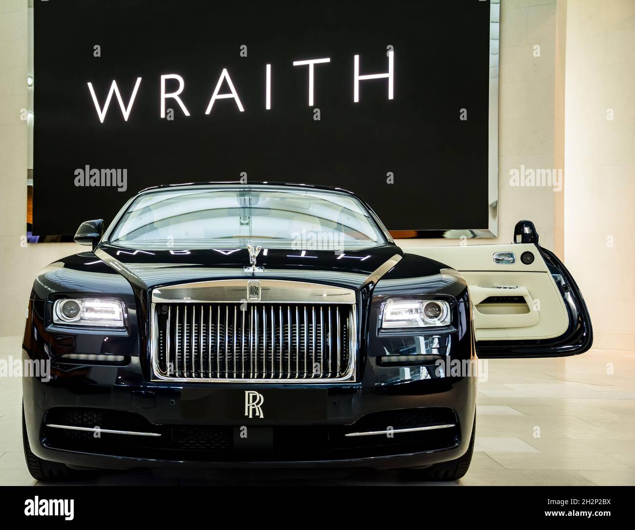 münchen, april 30 2016. Präsentation eines luxuriösen Rolls Royce Wraith mit geöffneter Tür in der BMW Welt Stockfoto