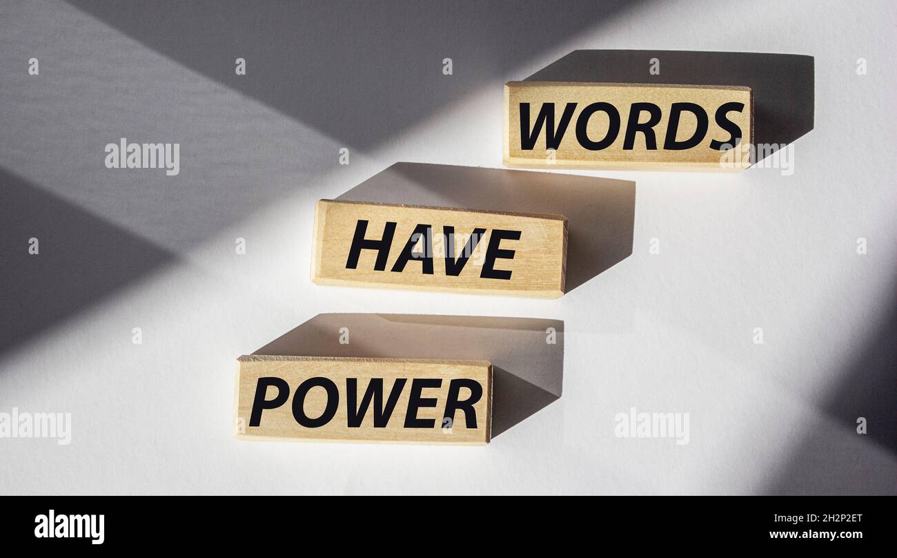 Worte haben Macht auf Holzwürfeln und weißem Hintergrund geschrieben Stockfoto