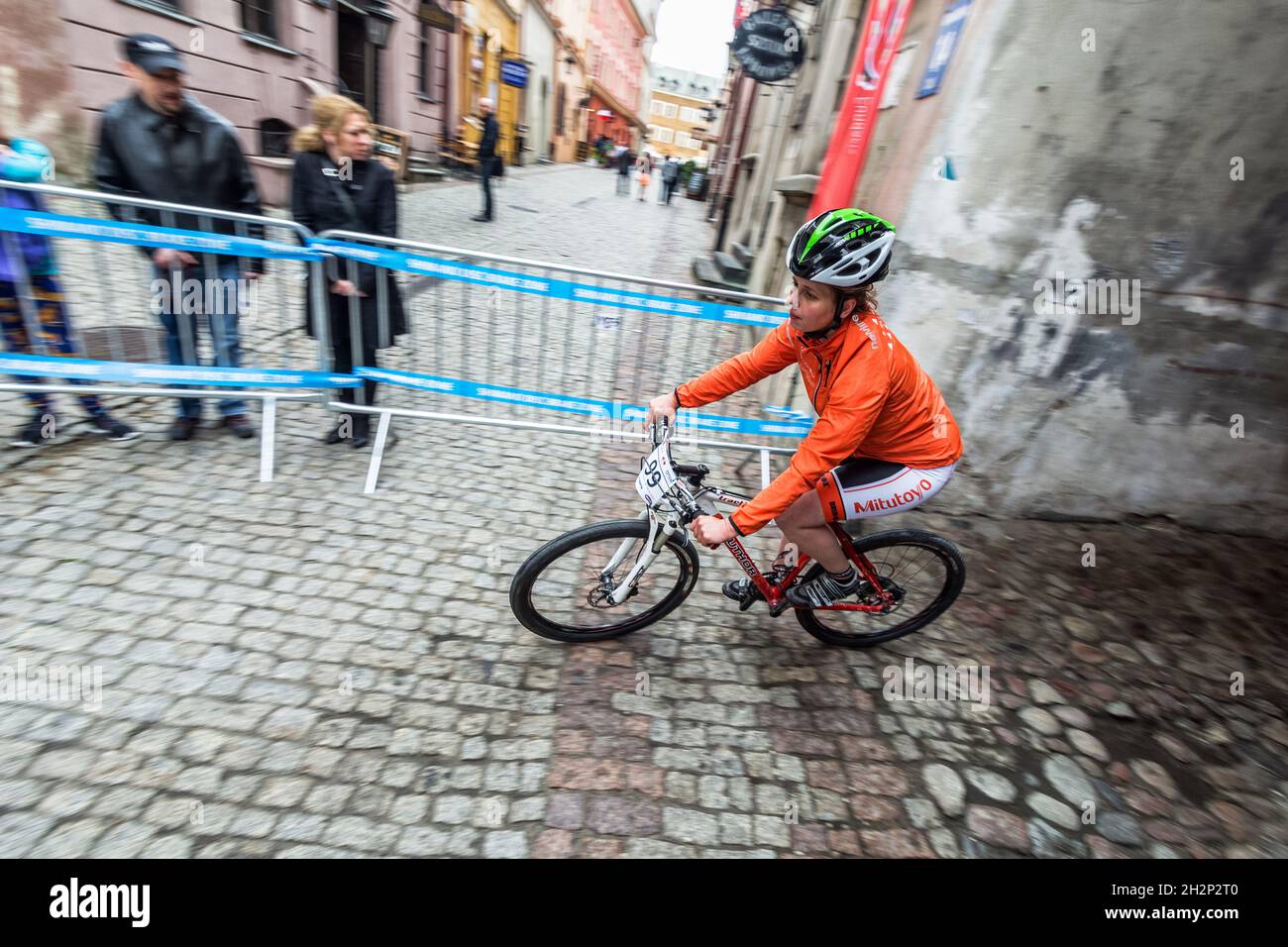 Lublin, Polen - 24. Mai 2015: Fahrrad Stadt Straßenrennen Eliminator MTB - Teilnehmer auf der Fahrt durch die Altstadt Stockfoto