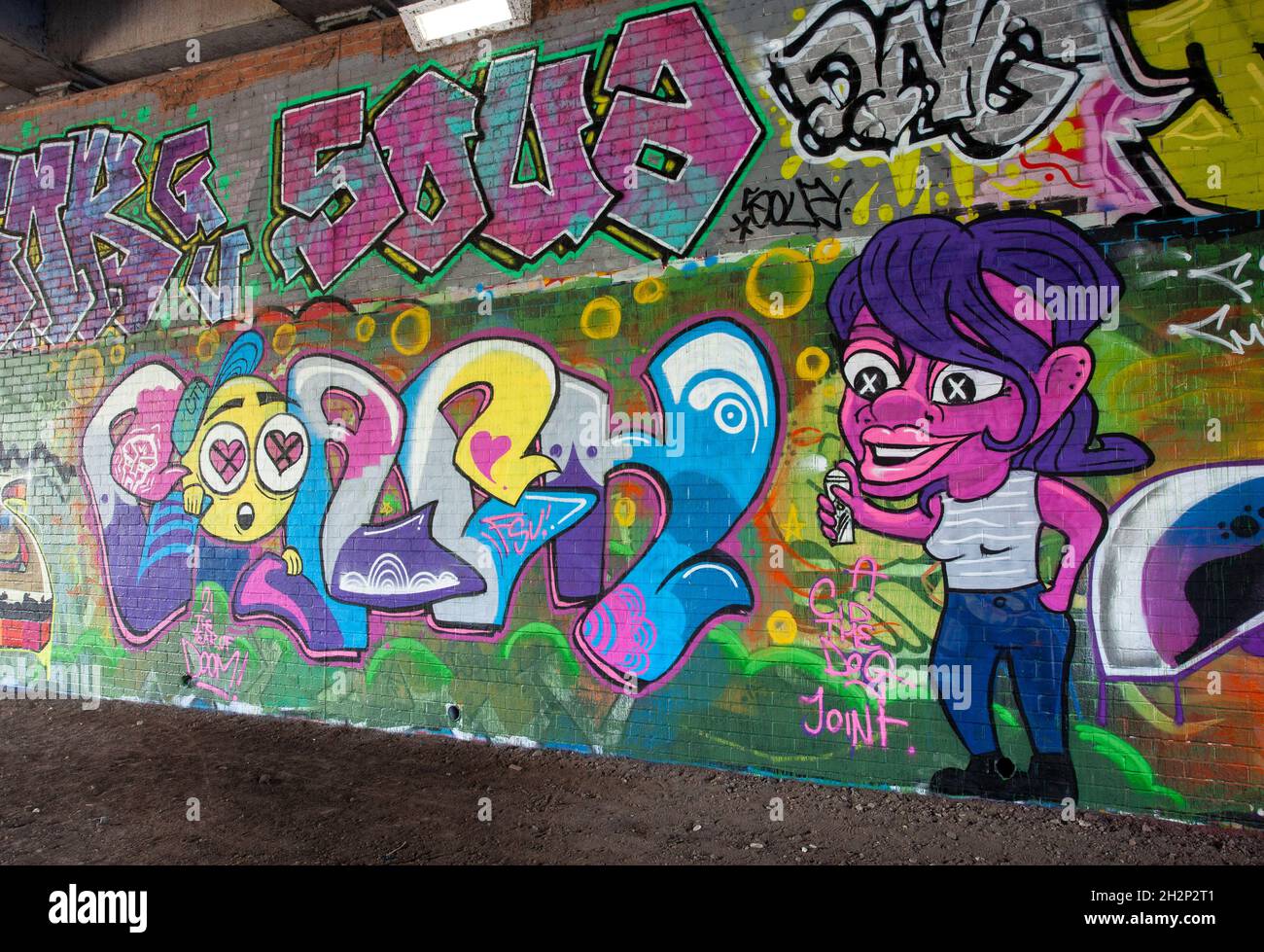 Farbenfrohe Graffiti/Street Art am Flussufer des Flusses Aire in Leeds, West Yorkshire Stockfoto