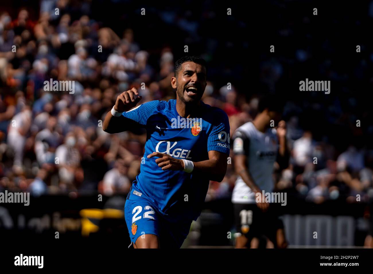 Valencia, Spanien. Oktober 2021. Angel Rodriguez von RCD Mallorca feiert ein Tor während der spanischen La Liga, Fußballspiel zwischen Valencia CF und RCD Mallorca im Mestalla-Stadion in Valencia.(Endstand; Valencia CF 2:2 RCD Mallorca) (Foto von Xisco Navarro/SOPA Images/Sipa USA) Kredit: SIPA USA/Alamy Live News Stockfoto