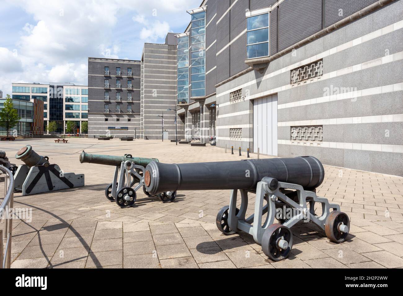 Außenansicht des Royal Armouries Museum in Leeds, West Yorkshire mit einer Ausstellung historischer Kanonen Stockfoto