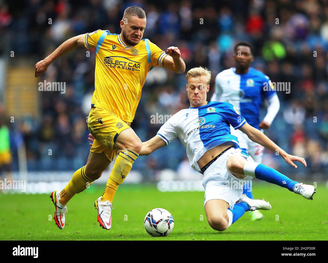 Reading's George Puscas (links) und Blackburn Rovers' Jan Paul van Hecke kämpfen während des Sky Bet Championship-Spiels im Ewood Park, Blackburn, um den Ball. Bilddatum: Samstag, 23. Oktober 2021. Stockfoto