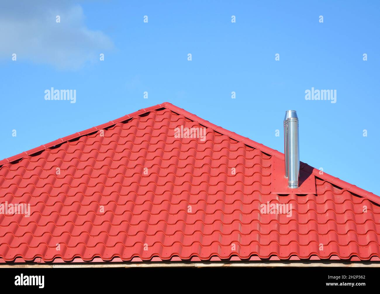 Dachkonstruktion aus Metall. Dachziegel Aus Metall. Dachkonstruktion mit Stahlkamin. Stockfoto