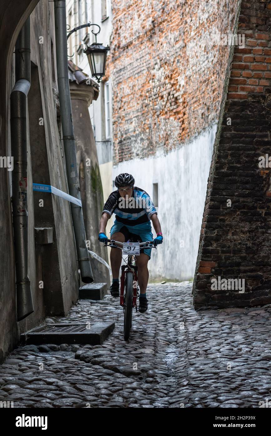 Lublin, Polen - 24. Mai 2015: Fahrrad Stadt Straßenrennen Eliminator MTB - Frau, die durch das alte Tor fährt Stockfoto
