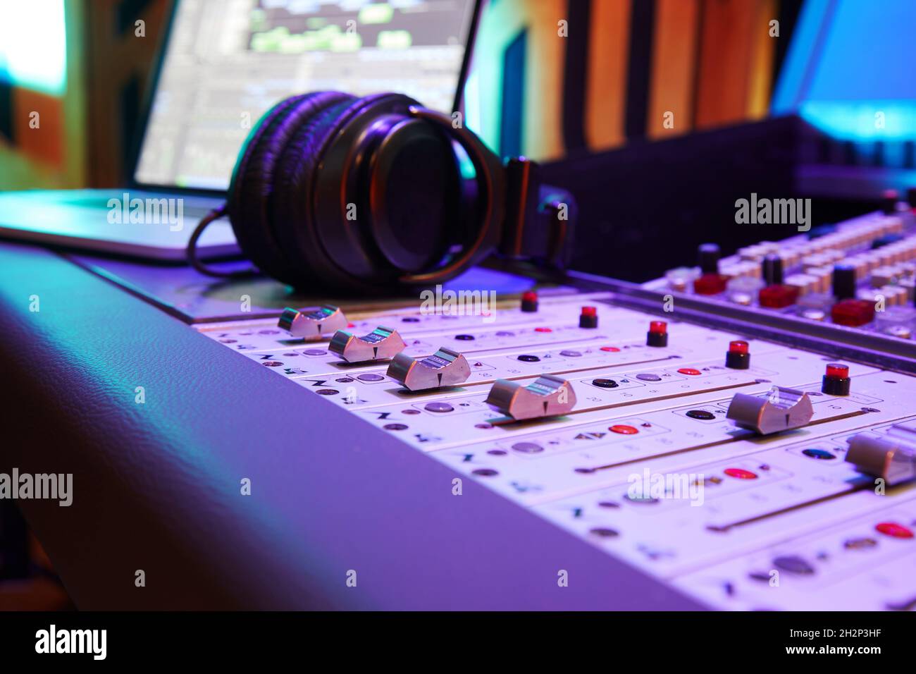 Music Record Studio Control Desk mit Laptop-Bildschirm. Professionelle Ausrüstung. Aufzeichnen. Stockfoto