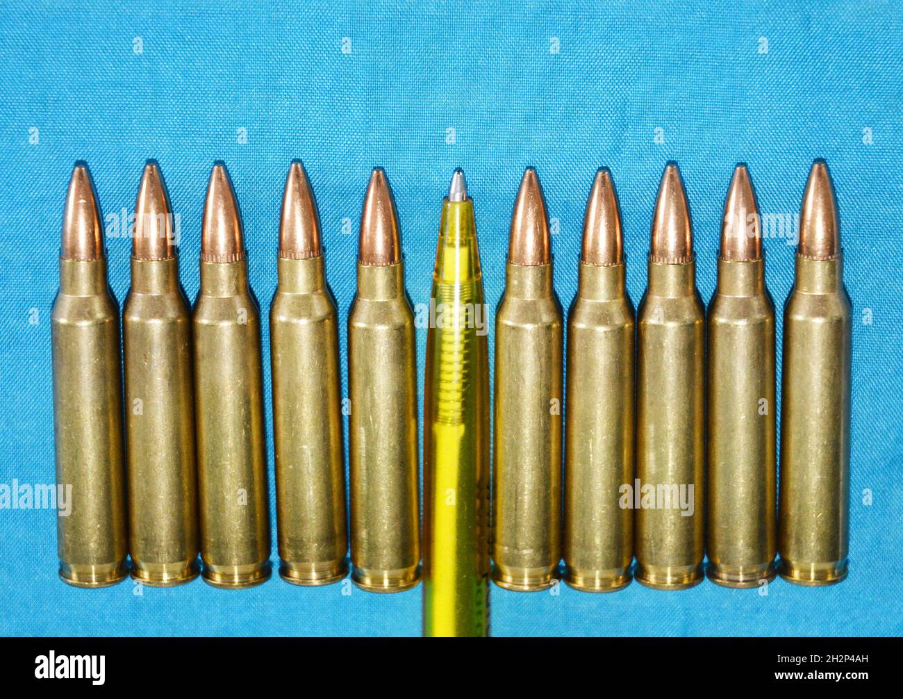 Patrone 5 56 mm Kaliber mit Stift als Konzept der Propaganda in Massenmedien. Konzept Der Gefälschten Nachrichten-Invasion. Stockfoto