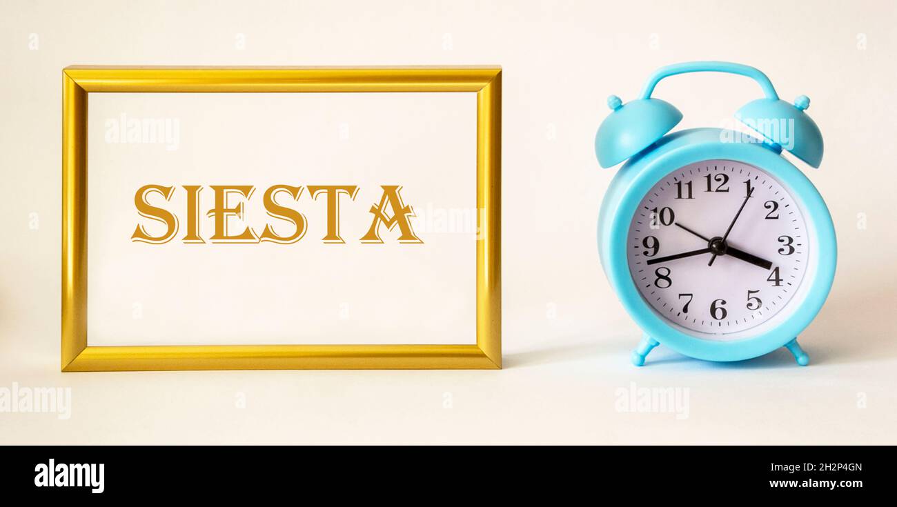 Nachmittagsruhe im spanischen Wort Siesta aus Weinkorken isoliert auf weißem Hintergrund Stockfoto