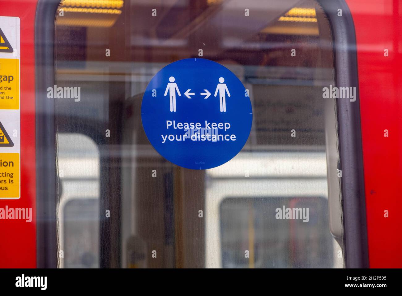 London Tube Train Nahaufnahme Von Covid-19 Coronavirus Keep Apart Sign Oder Social Distancing Door Sticker Stockfoto