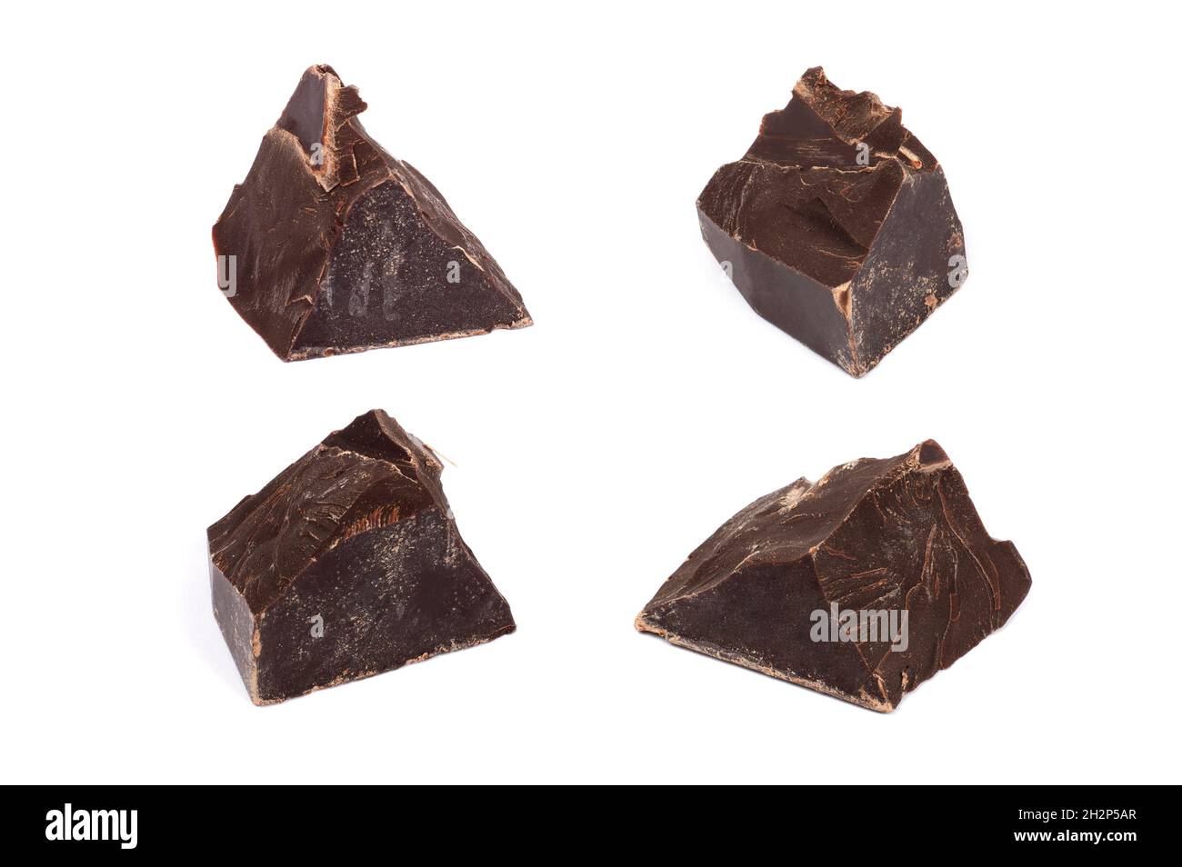 Zerbrochene Schokoladenstücke auf Weiß isoliert gesetzt Stockfoto