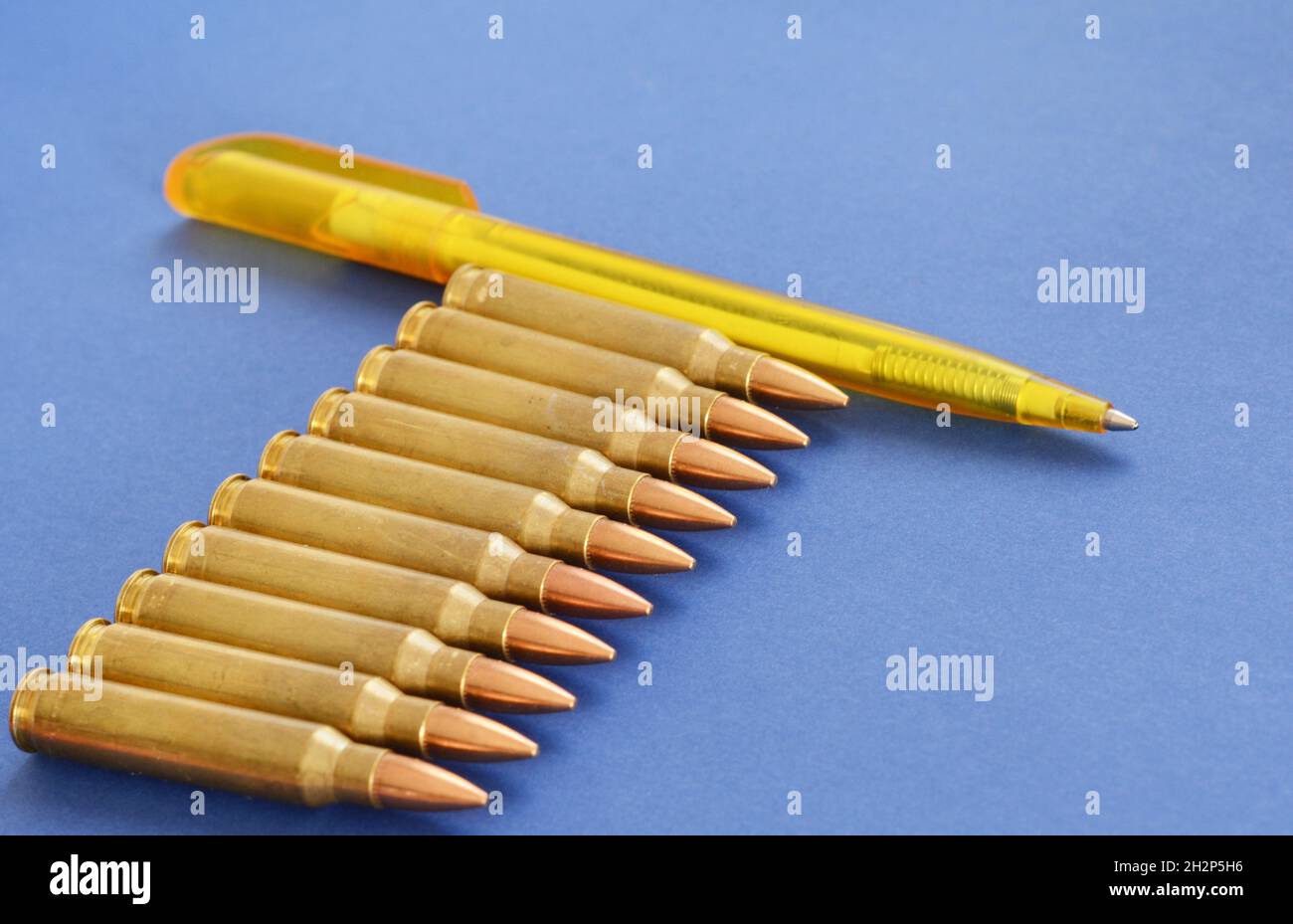 Military Cartridges 5,56 mm-Munitionsstärke mit Pen als Propagandakonzept in den Massenmedien. Konzept Der Gefälschten Nachrichten-Invasion. Stockfoto