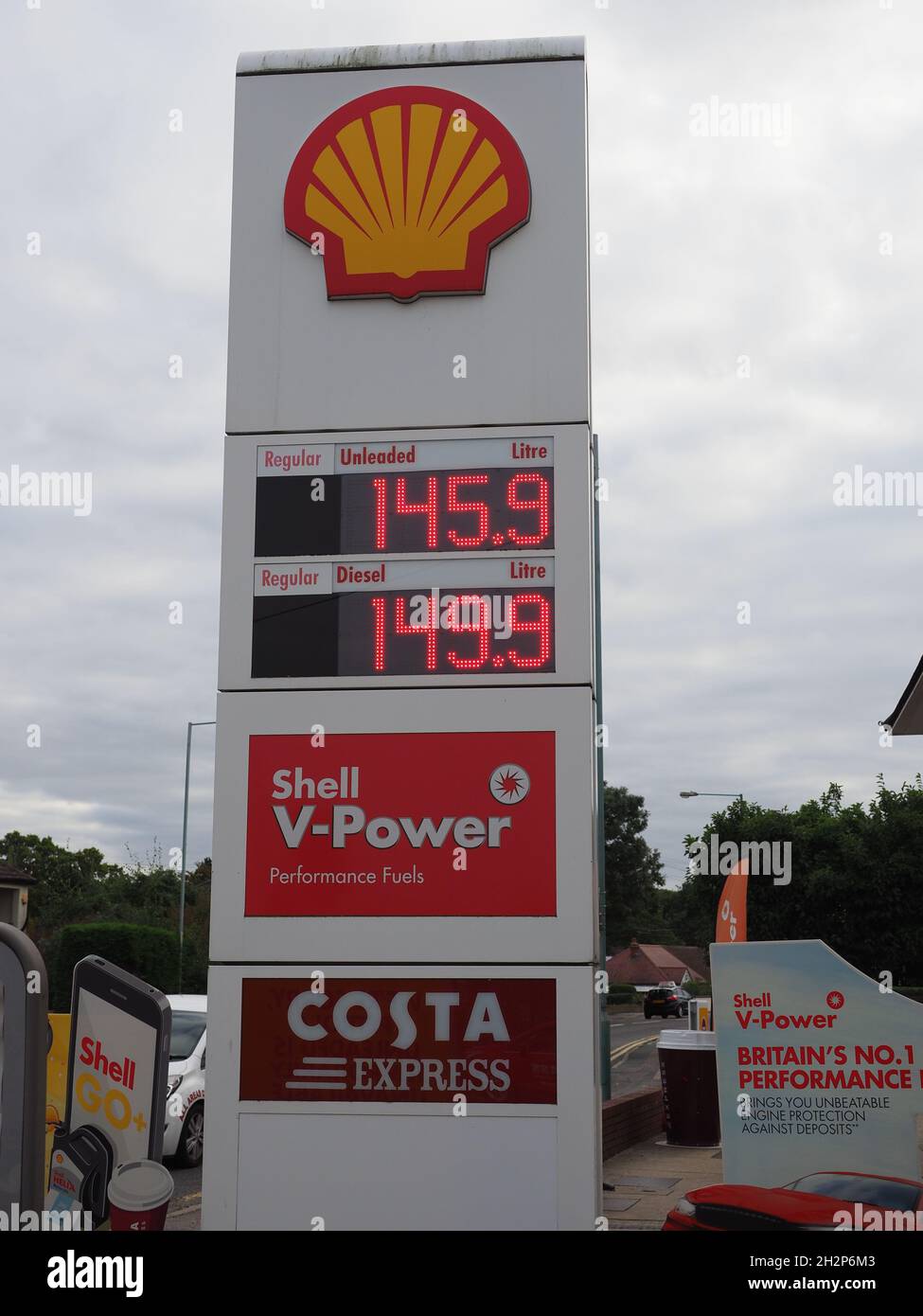 Rainham, Kent, Großbritannien. Oktober 2021. Die meisten Tankstellen haben ihre Preise nach der „Tankstellenmontage“ erhöht. An diesem Nachmittag gibt es in Rainham, Kent, Preisschilder für Supermärkte und Marken für Benzin. Kredit: James Bell/Alamy Live Nachrichten Stockfoto