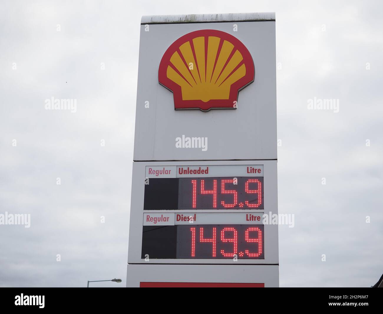 Rainham, Kent, Großbritannien. Oktober 2021. Die meisten Tankstellen haben ihre Preise nach der „Tankstellenmontage“ erhöht. An diesem Nachmittag gibt es in Rainham, Kent, Preisschilder für Supermärkte und Marken für Benzin. Kredit: James Bell/Alamy Live Nachrichten Stockfoto